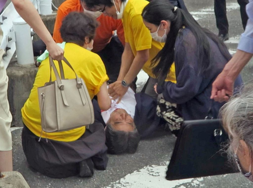 安倍晋三8日在奈良辅选时遇刺，第一时间有医护上前抢救。 路透资料照片