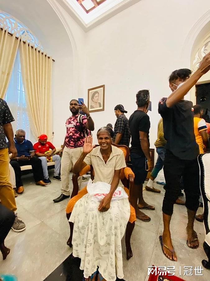 抗议者冲进斯里兰卡总统府！民众们在泳池里狂嗨，一位老妇人坐在总统椅上，有人洗澡被偷拍（视频/组图） - 4