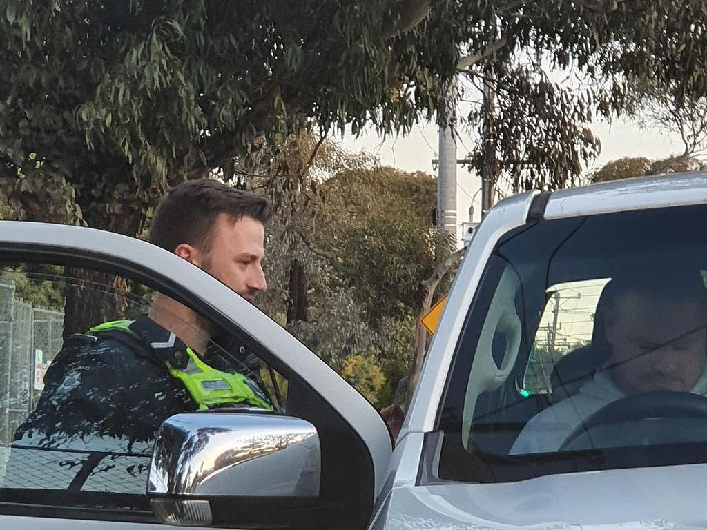 澳洲一测速车操作员遭2人攻击！女子不停辱骂，男子大喊“找份实在工作吧”（组图） - 2