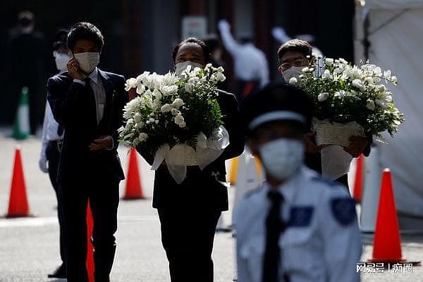 安倍守灵仪式5点登场，爱妻任丧主送亡夫，憔悴神情曝光（视频/组图） - 10