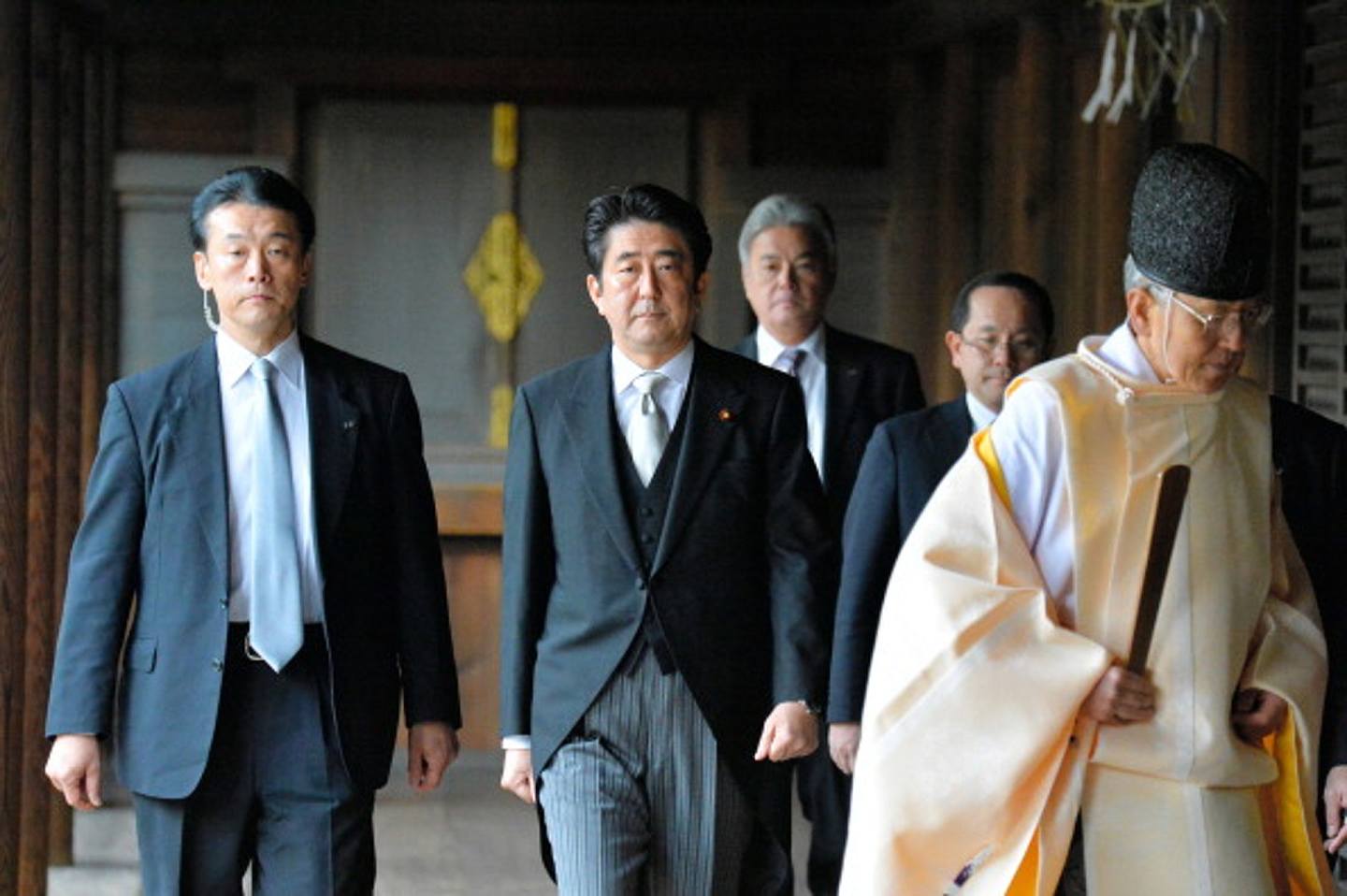 2013年，安倍參拜供奉二戰甲級戰犯的靖國神社。（Getty Images）