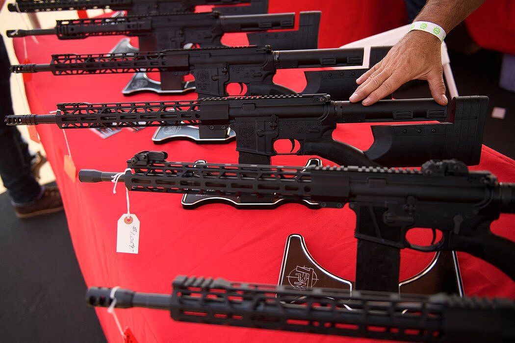 去年在加利福尼亚州科斯塔梅萨的枪展上出售的AR-15式步枪。
