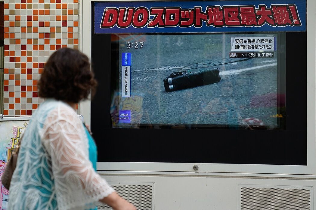 周五的新闻报道展示了在安倍晋三在日本奈良遇刺事件中凶手使用的自制武器。