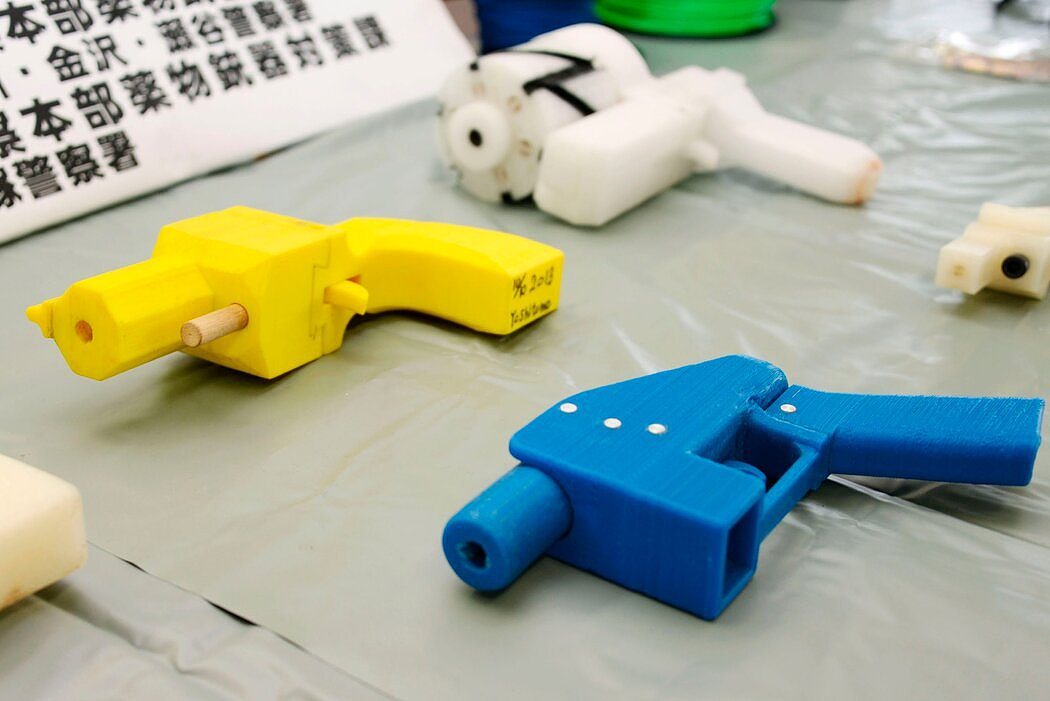 2014年在横滨缴获的塑料3D打印手枪。警察突击搜查了一名27岁男子的家，并在发现五支枪后将其逮捕，其中两支3D打印枪可以发射真弹。