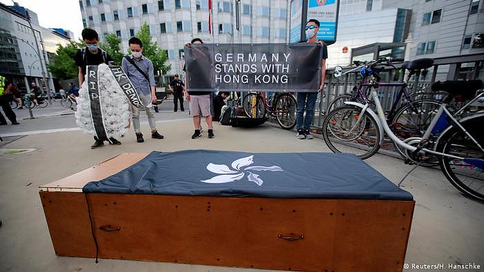 Deutschland Berlin | Aktivisten protestieren in Solidarität mit Hongkong vor der chinesischen Botschaft