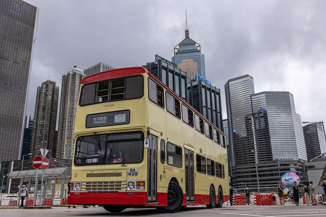6月，香港湾仔海滨长廊上，汤煦风驾驶着他的“热狗”巴士。这种老式巴士已经有十年没有在香港的街道上搭载乘客了。