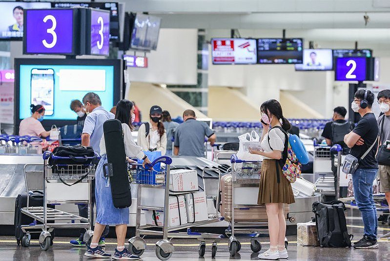 图为桃园机场入境旅客提领行李情况。 记者黄仲明／摄影