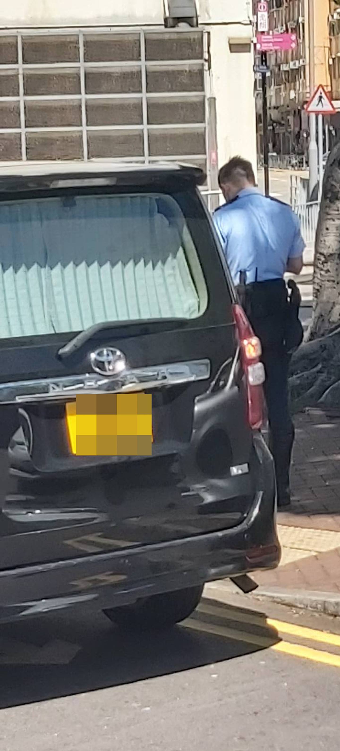 警方调查一辆私家车。 （网上图片）