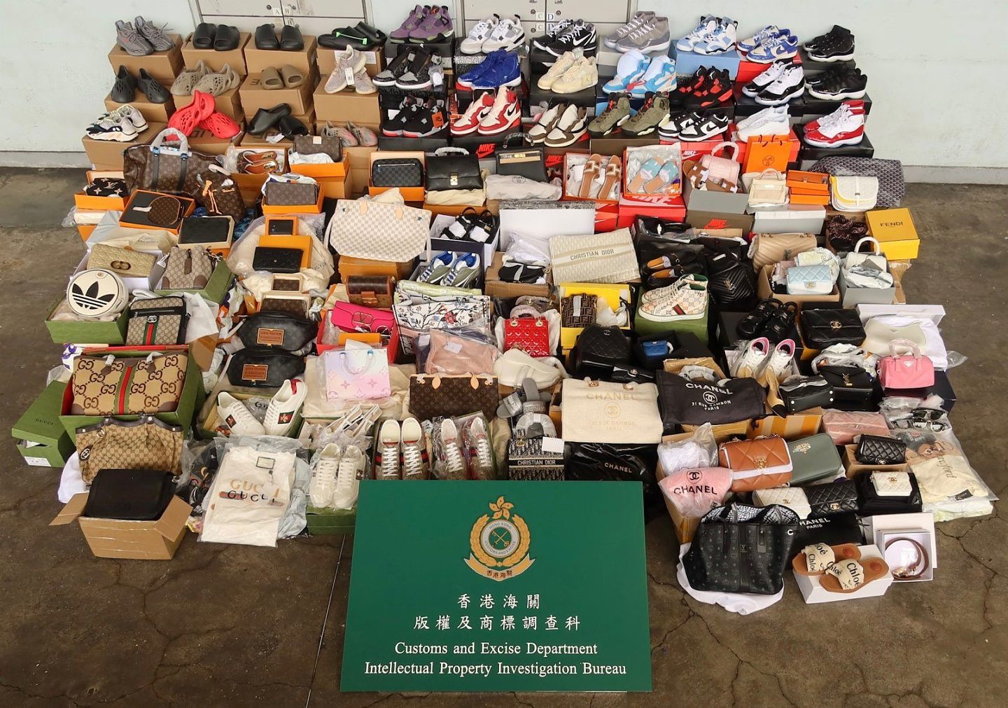 香港海关打击冒牌货拘2人检2800件假货，市值410万（图） - 1