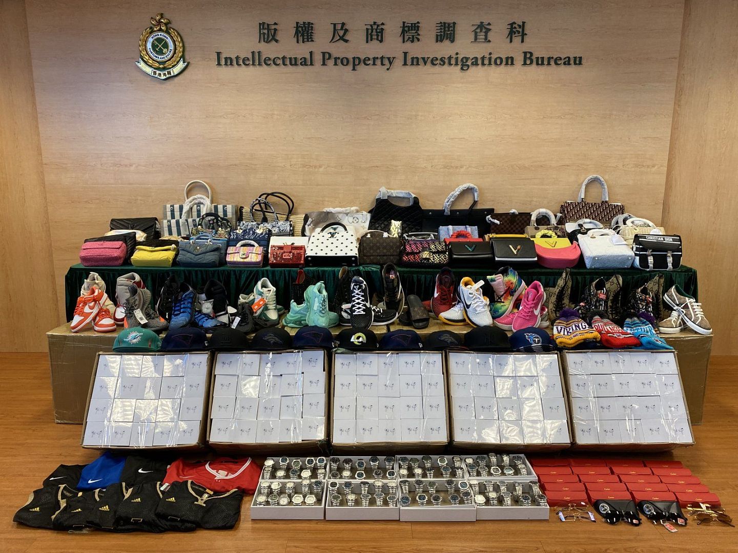 香港海关打击冒牌货拘2人检2800件假货，市值410万（图） - 2