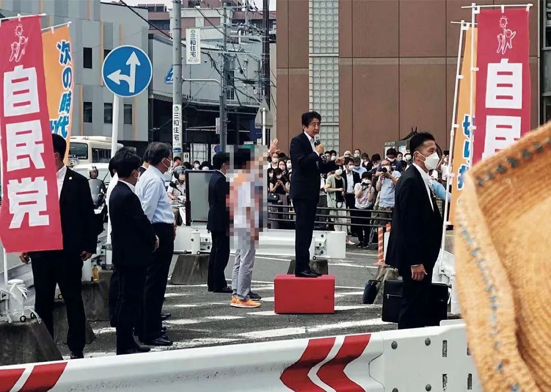 7月8日，日本奈良县，安倍晋三遭枪击现场：安倍晋三在近铁大和西大寺站附近演讲。  图/澎湃影像