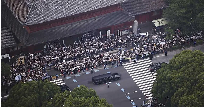 举行葬礼的寺庙外挤满前来致意的民众。 （图／达志／美联社）