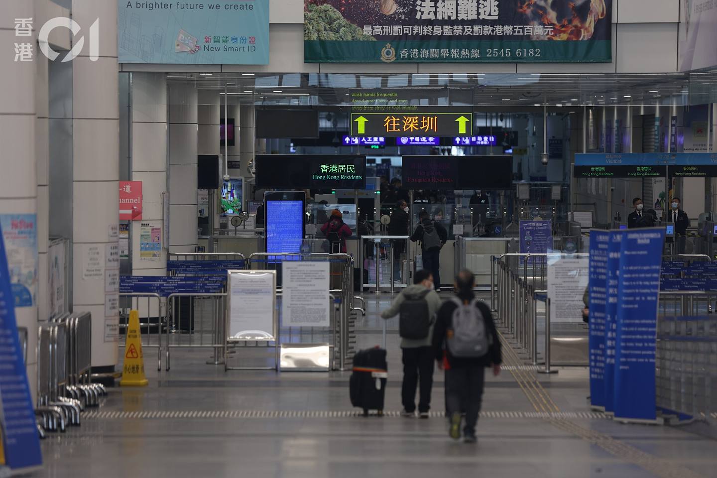 《香港01》記者去年12月27日到深圳灣口岸視察，至中午仍未見人龍，有不少家庭無懼「坐檢疫監」，決定北上過年探親。（鄭子峰攝）