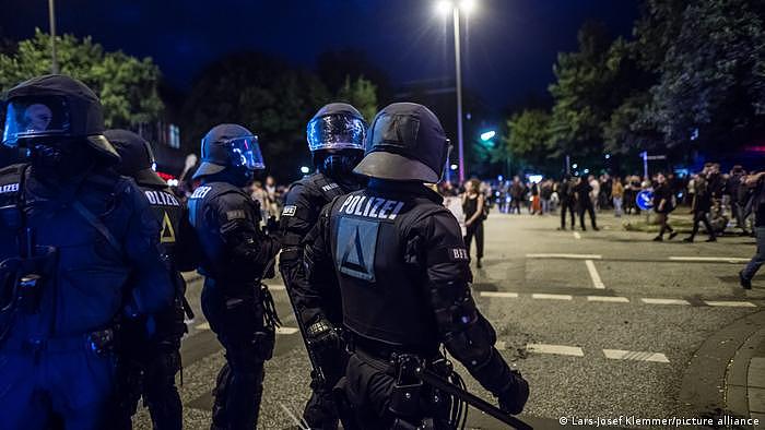 律师指出，在与警察的冲突事件中受伤的这两名骑车者是路人 （图为2017年7月汉堡G20峰会的资料图片）