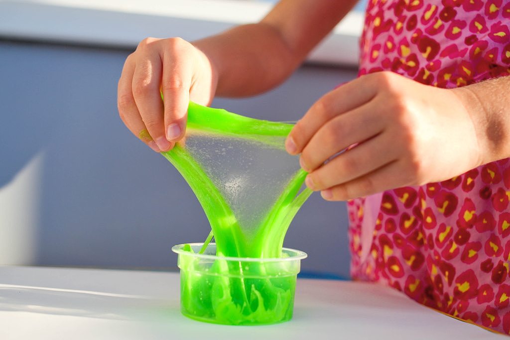 史莱姆多呈半透明果冻状，手感黏稠柔软，是孩童相当喜欢的玩具。 （图／Shutterstock）