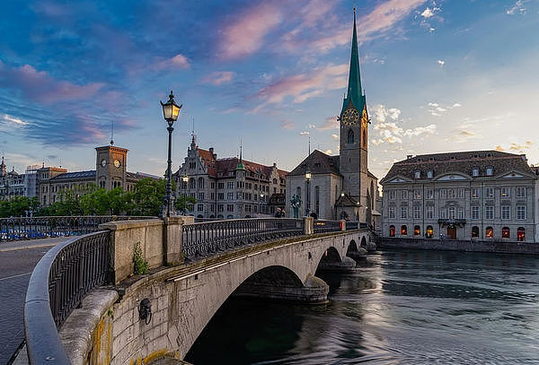 ▲▼苏黎世是瑞士主要的商业和文化中心，也是全欧洲最富裕的城市之一。 （图／载自pixabay）