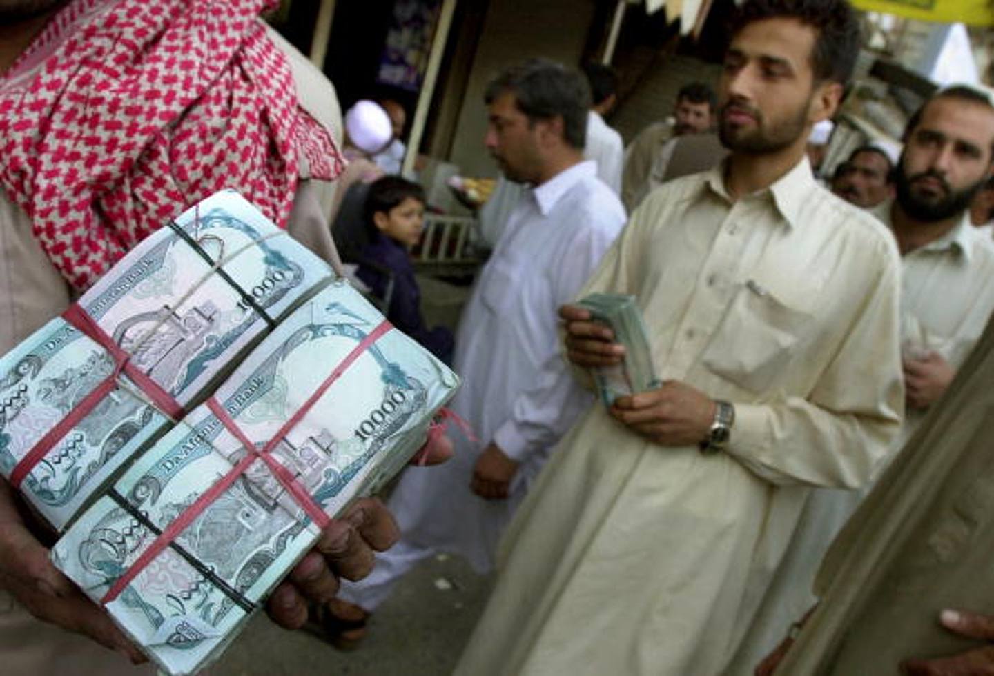 巴基斯坦货币兑美元汇价贬值约30%。 （Getty）