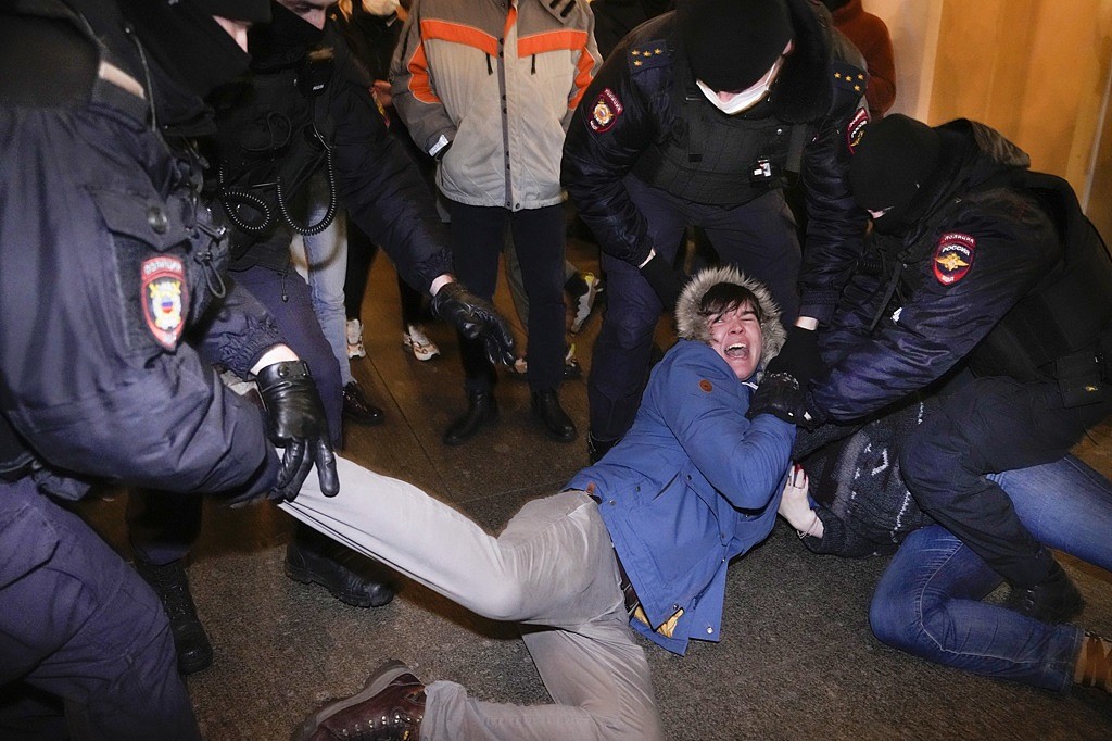 普丁对内高压统治，但社会仍有不少反对声音。 图为俄罗斯在圣彼得堡召开国际论坛时，在场外抗议的青年遭警方逮捕。 （图／美联社）