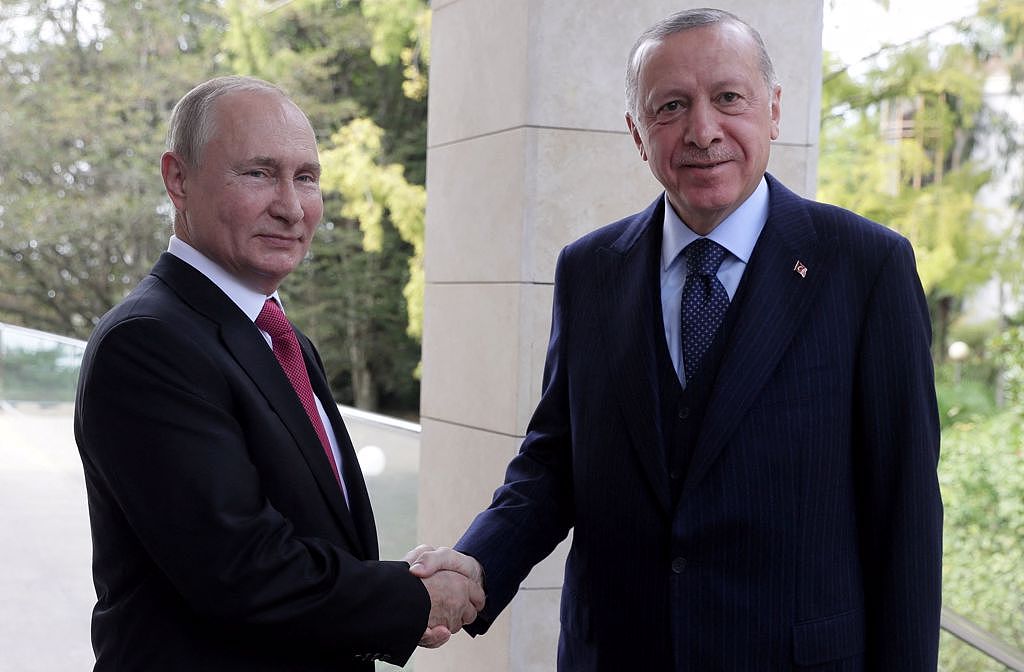 普丁与土耳其总统艾尔段（右）关系不错，外界都认为土耳其暗地里协助俄罗斯躲避制裁。 （图／路透）