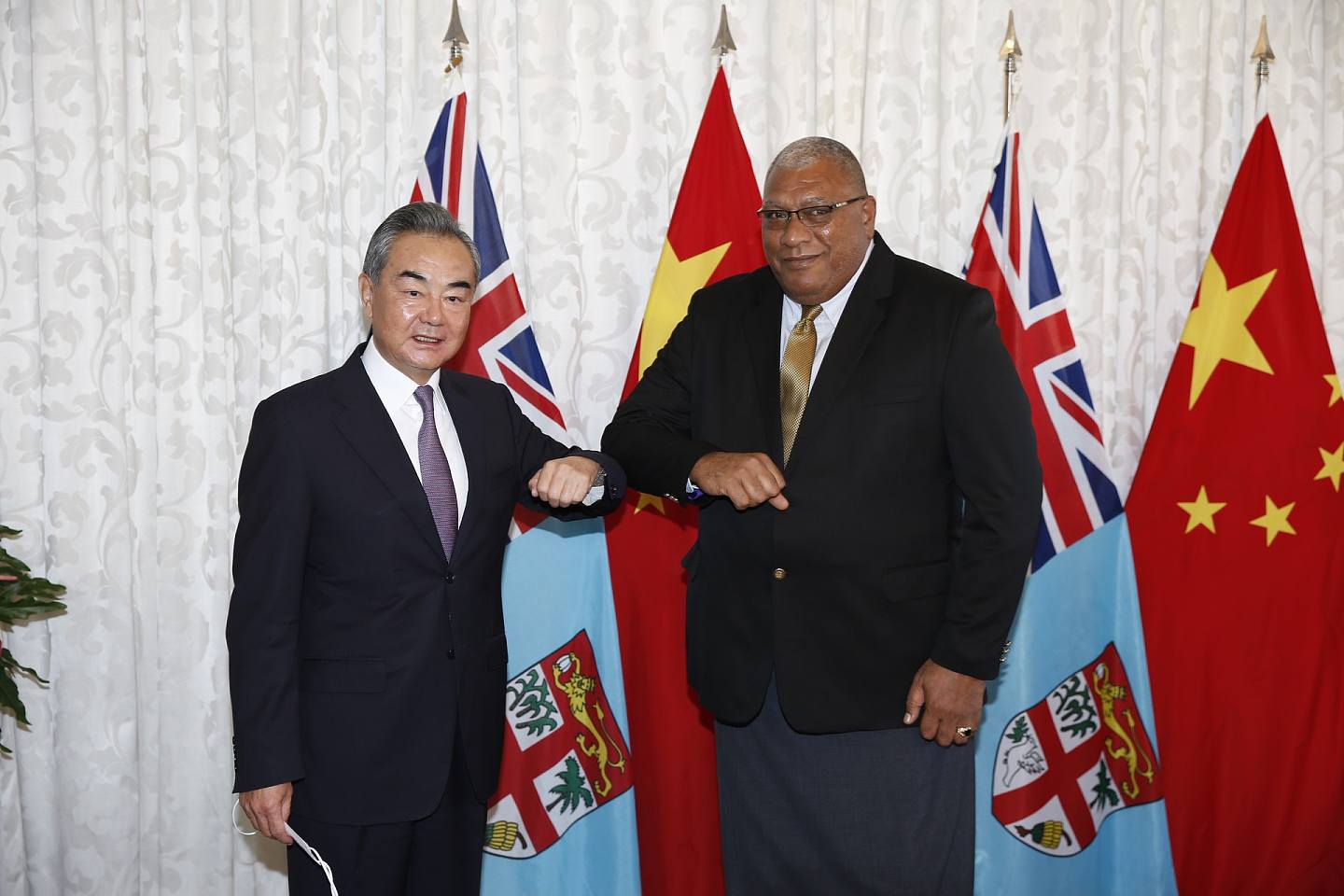 当地时间5月30日，斐济总统卡托尼韦雷（右）在苏瓦总统府会见正在访斐的国务委员兼外长王毅。 （新华社）