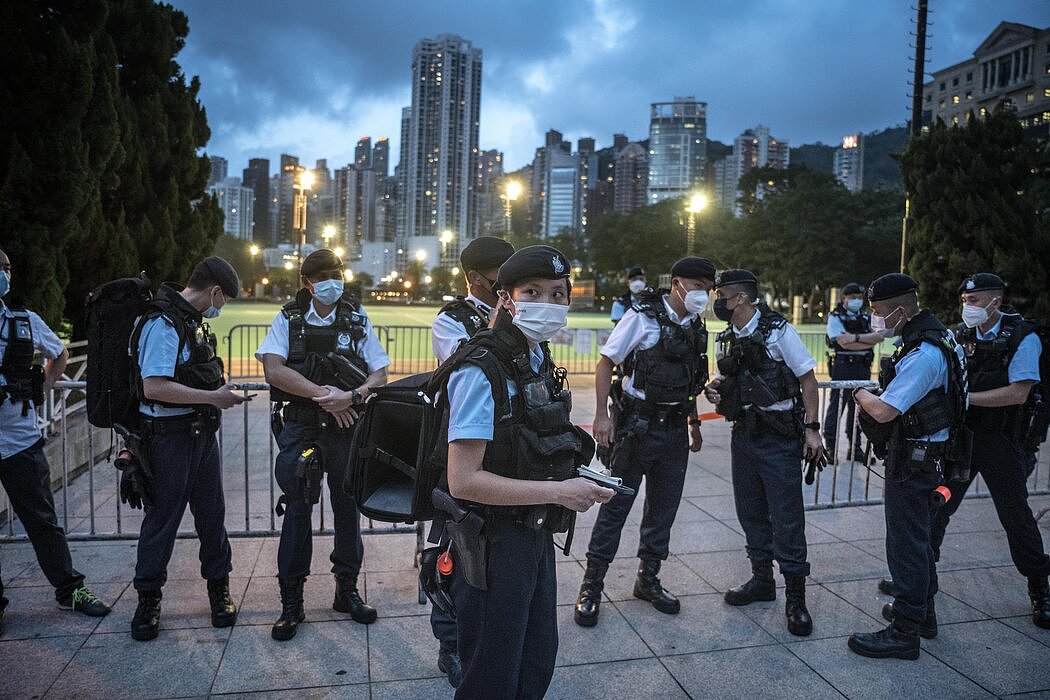 6月，为防备1989年天安门广场抗议活动的周年纪念，警察在香港遭到封闭的维多利亚公园前站岗。