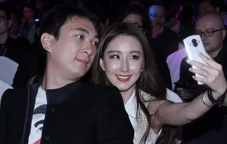 王思聪带五个美女聚餐，消费不到300元，深夜再逛酒吧，消费40万（组图） - 1