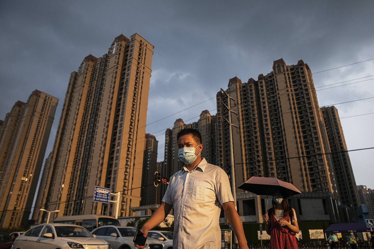 2021年9月24日，中国湖北省武汉市，一名男子戴着口罩穿过恒大长青社区。 （GettyImages）