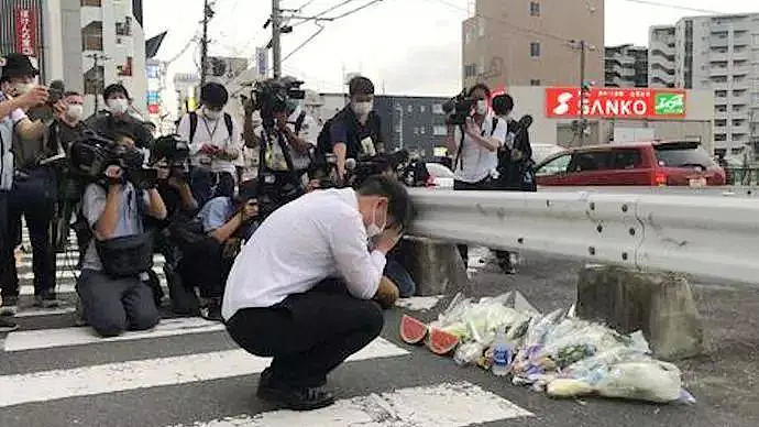 给安倍献花现场人山人海，注意到一张醒目纸条，竟写着的是中文，国人之间吵翻了天（视频/组图） - 1