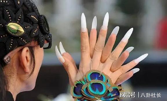 留了42年的指甲断了！杨丽萍一年花18万养指甲，如今跳舞出现意外，保险公司血亏：损失百万（视频/组图） - 3