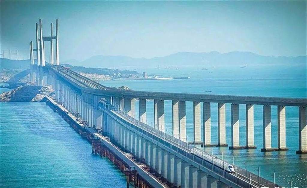 大陆交通部的规划中，福州的平潭将成为跨台湾海峡大桥的起点，桥体可能采用目前平潭海峡大桥使用的铁公路共构方式。 图为平潭海峡大桥。 （图／新华社）