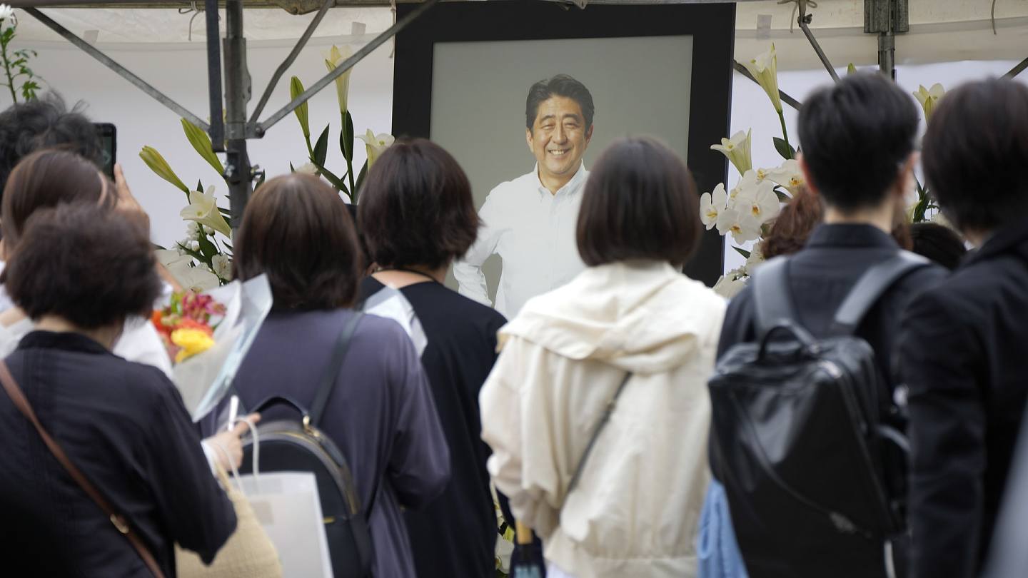 安倍晉三：圖為2022年7月12日，大批民眾在日本東京增上寺排隊，向前首相安倍晉三獻花。（AP）