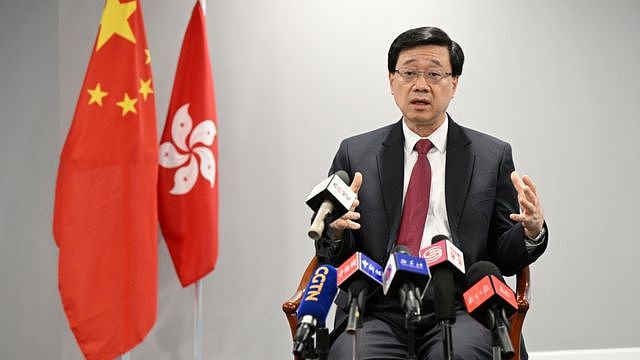 李家超在香港接受记者采访（新华社图片7/6/2022）