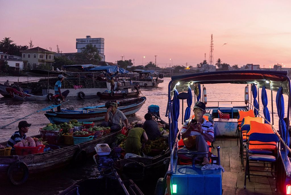越南今年上半年越南GDP同比增长6.42%，失业率降到几乎是全球最低水平的2.48%，各项数据都显示其经济成长强劲且健康，不少中国民众担忧大陆经济会被越南赶超。 图为越南湄公河水上市场。 （图／路透）