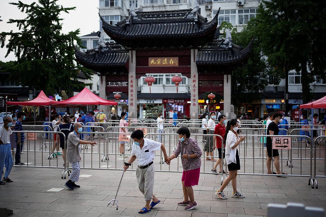 上海排队做核酸检测的民众，摄于周二。