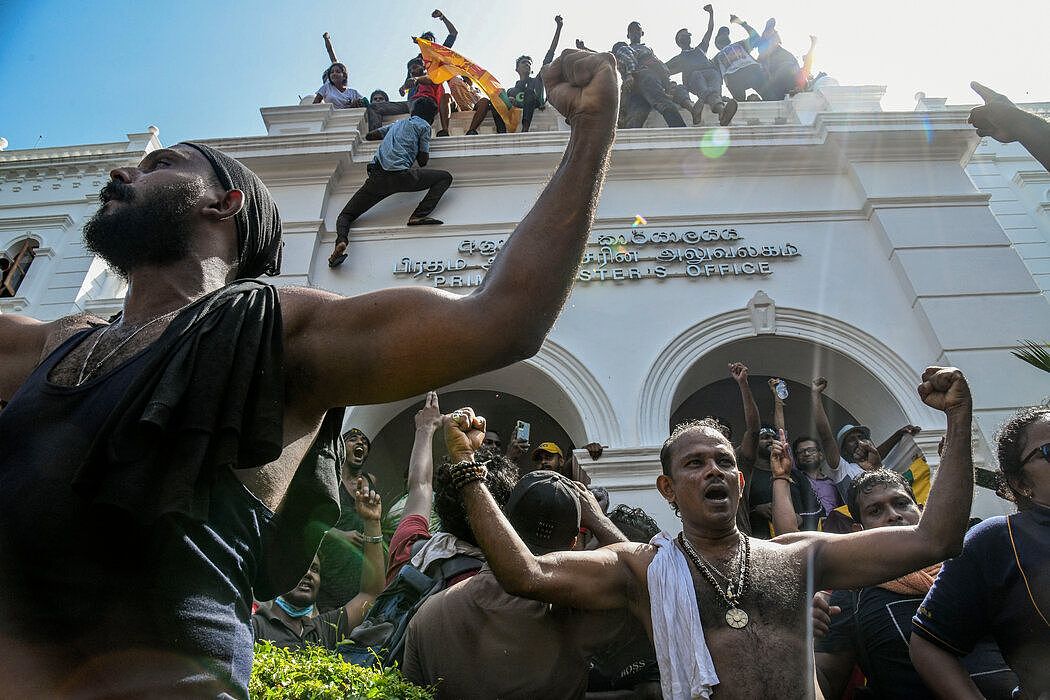 在总统周三逃离该国后，抗议者冲进了科伦坡的总理办公室。
