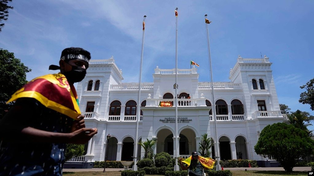 斯里兰卡的抗议民众准备撤离之前占领的总理办公室（2022年7月14日）