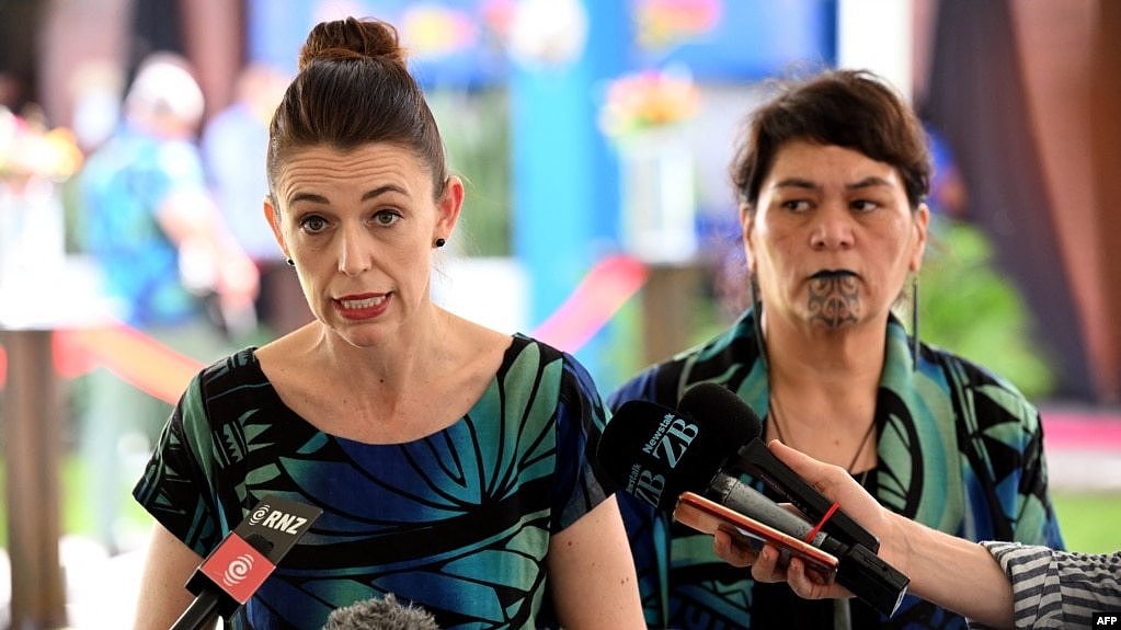 新西兰总理阿德恩（左）太平洋岛国论坛的记者会上讲话。她身后是新西兰外长马胡塔。(2022年7月13日)