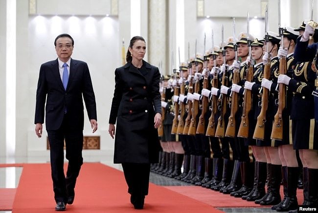 资料照：新西兰总理阿德恩访问北京期间与中国总理李克强在欢迎仪式上。（2019年4月1日）