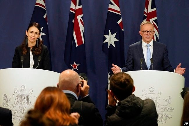新西兰总理阿德恩（左）在悉尼访问期间和澳大利亚总理阿尔巴尼斯出席记者会。（2022年7月8日）