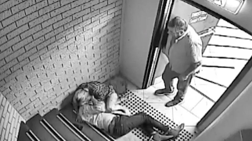 暴力袭击两名顾客长达15分钟，悉尼酒吧老板被判终身禁止入该行（视频/组图） - 2
