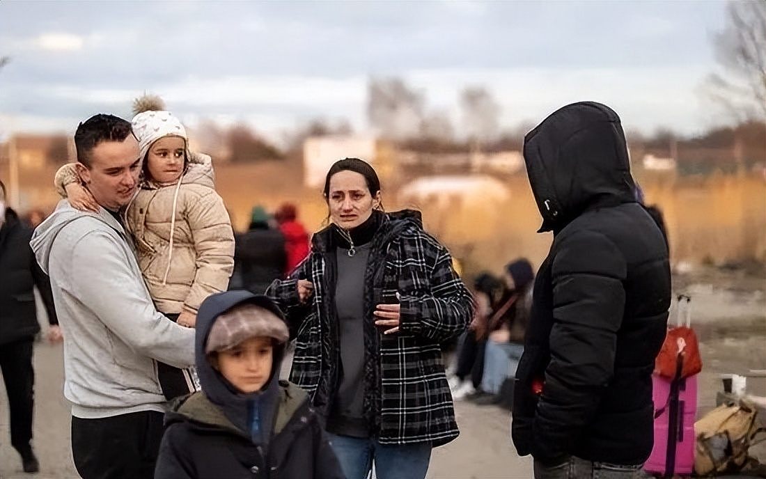 乌克兰难民在西班牙找到工作，不料挣着最低工资，却干着最长工时