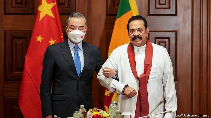 斯里兰卡时任总理马欣达2022年1月初向到访的中国外长王毅表示：「中方总是在斯最需要的时候伸出援手」
