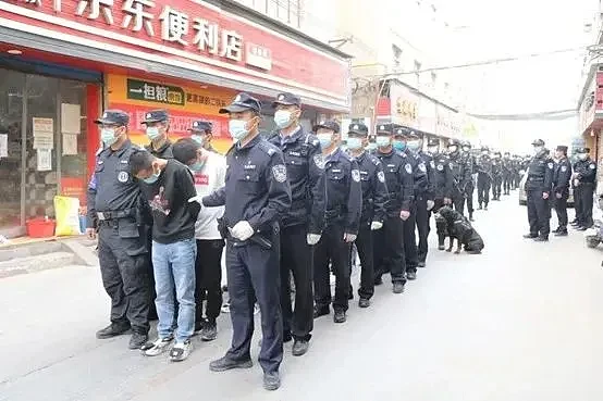 抓捕现场照片。来源：潇湘晨报《城关警方端掉一涉黄窝点》