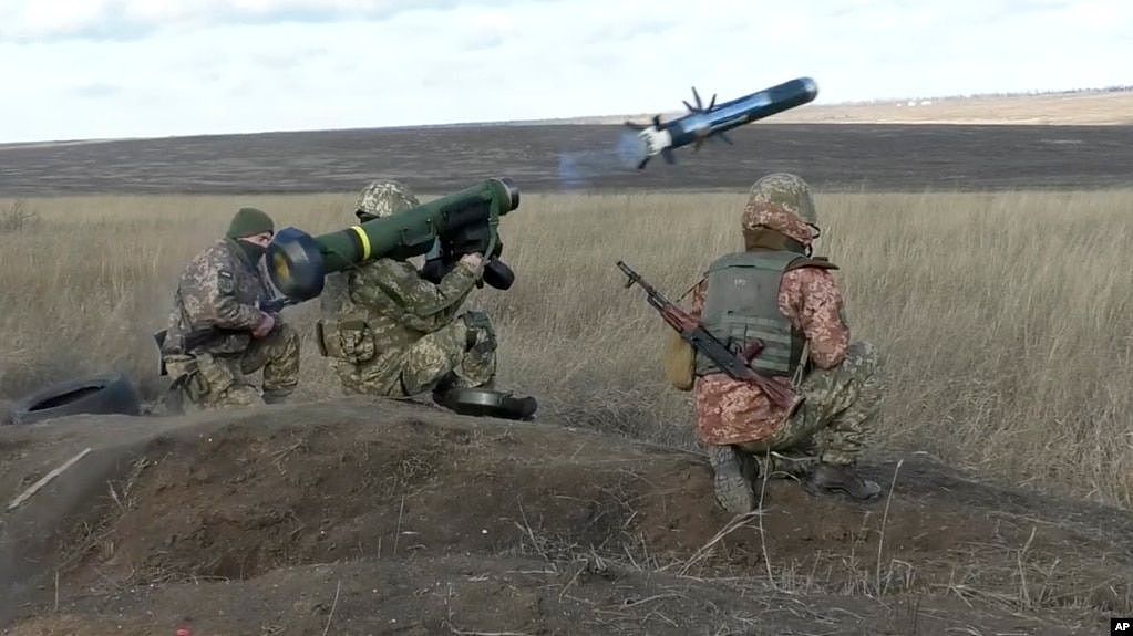 资料照：由乌克兰国防部提供的图像显示，一名乌克兰士兵在顿涅茨克地区举行的军事演习中使用携带美国标枪导弹的发射器。（2022年1月12日）