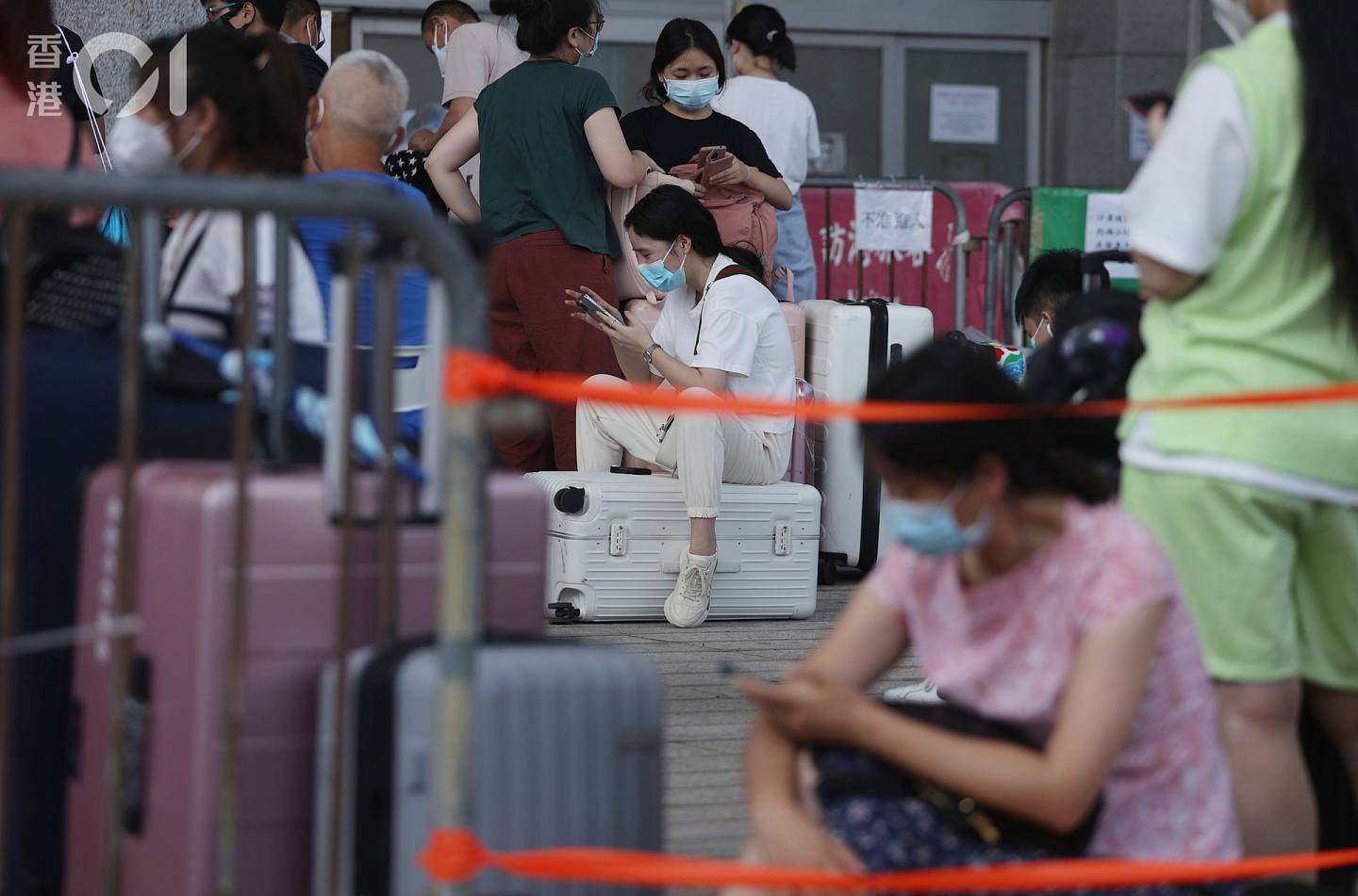 7月13日，深圳湾口岸继续有大量旅客出境，他们需在口岸即场做核酸检测，阴性才可通行。 （余俊亮摄）