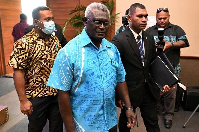 所罗门总理梅纳西·索加瓦雷（中）说，所罗门群岛不会有中国军事基地。