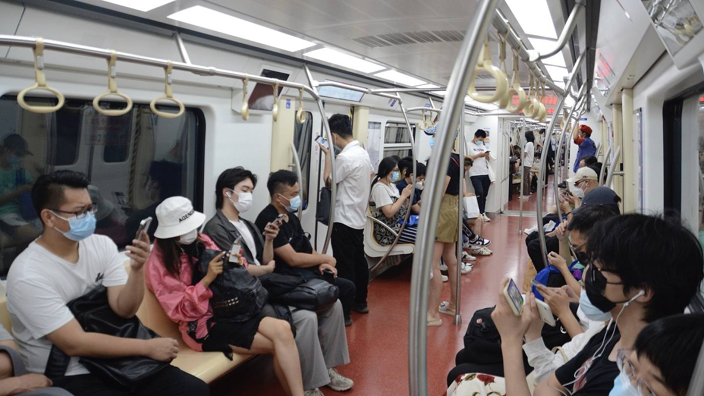长春地铁强制乘客佩戴N95口罩网民：不如带防毒面具