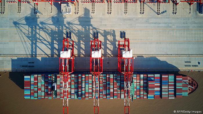 Symbolbild I Containerschiff