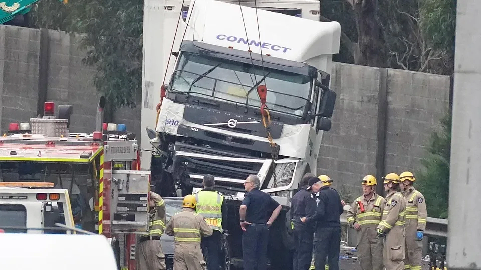 维州一卡车事故致4名警察死亡，涉事运输公司拒不认罪（图） - 2