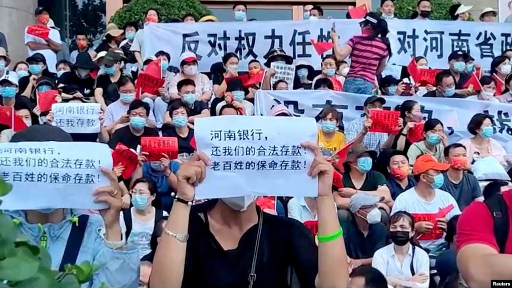 在中国河南一些农村银行前抗议银行冻结存款的储户们。（2022年7月10日）